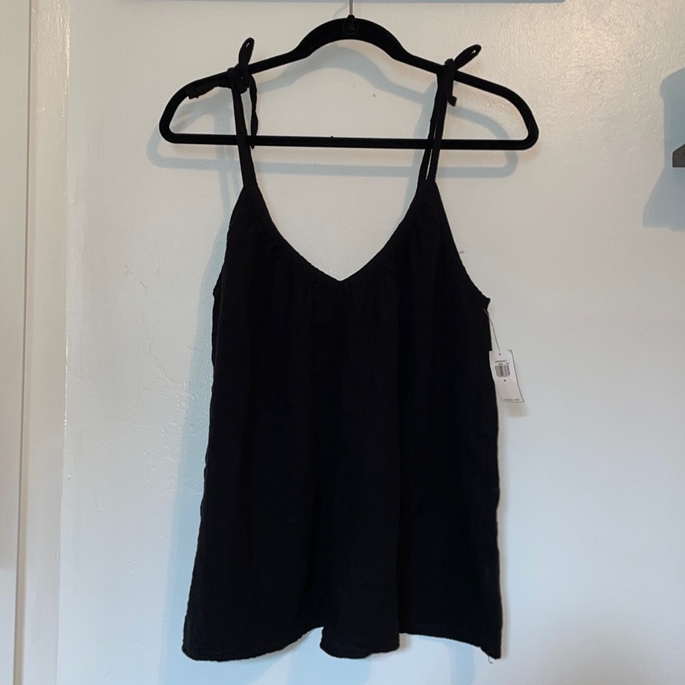 NWT, never-worn Old Navy tank top with adjustable straps. Size M